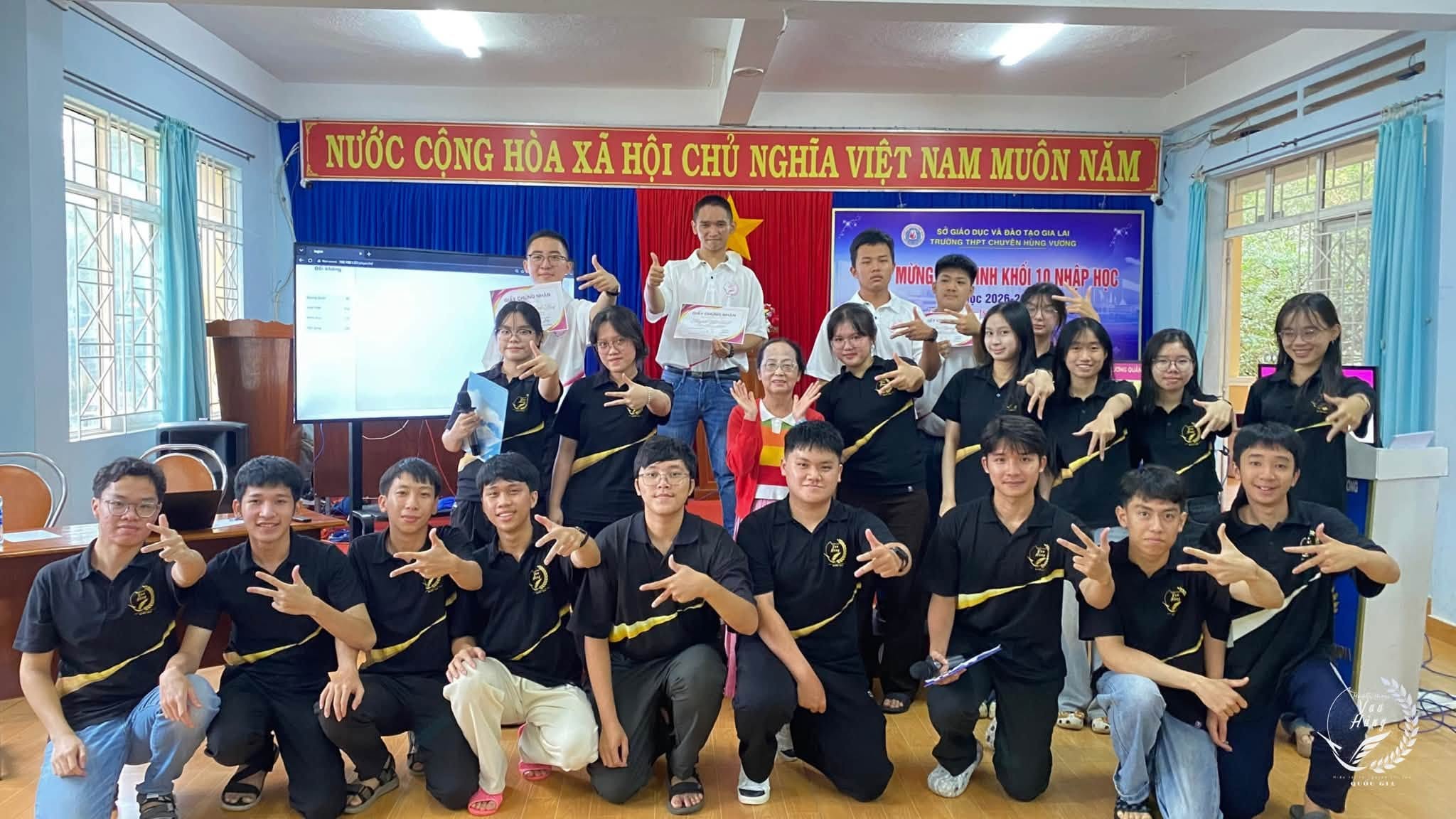 Tập thể đại gia đình Vua Hùng